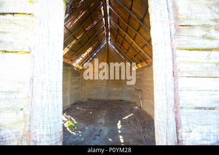 Une vue de l'intérieur d'une maison ancienne dans un parc ethnologique archéologique à Vinkovci Sopot, Croatie. Banque D'Images