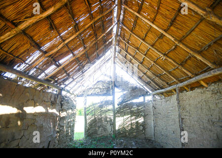 Une vue de l'intérieur d'une maison ancienne dans un parc ethnologique archéologique à Vinkovci Sopot, Croatie. Banque D'Images