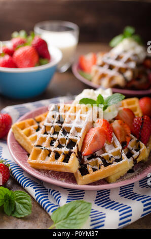 Gaufres aux fruits rouges, les fraises, le chocolat sur le dessus et de menthe Banque D'Images