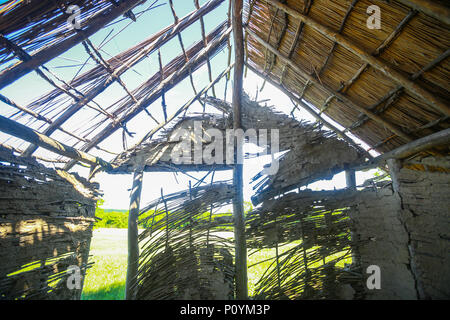 Une vue de l'intérieur d'une maison ancienne dans un parc ethnologique archéologique à Vinkovci Sopot, Croatie. Banque D'Images