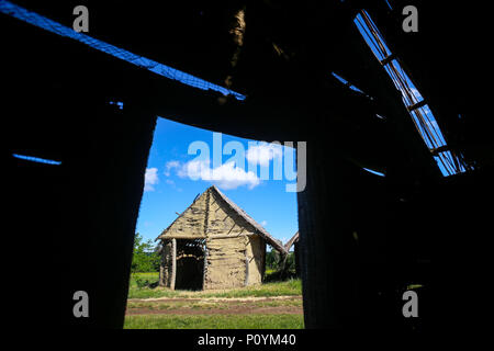 Une vue de l'intérieur d'une maison ancienne dans un parc ethnologique archéologique à Vinkovci Sopot, Croatie. Banque D'Images