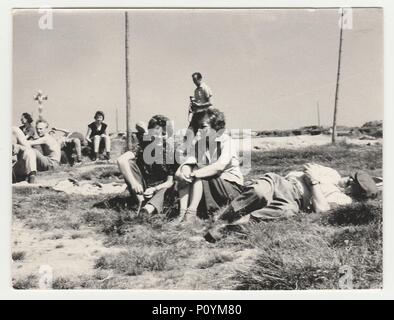 Les montagnes de Krkonose, la République socialiste tchécoslovaque, vers 1960 : Vintage photo montre les gens en vacances, vers 1960. Banque D'Images