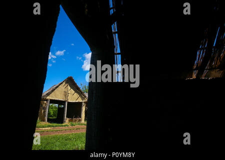 Une vue de l'intérieur d'une maison ancienne dans un parc ethnologique archéologique à Vinkovci Sopot, Croatie. Banque D'Images