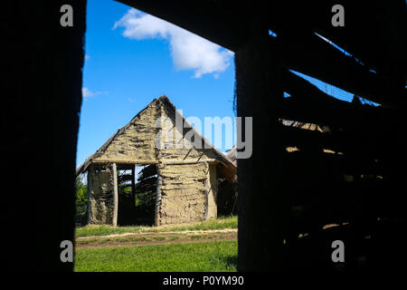 Une vue de l'intérieur d'une maison ancienne dans un parc ethnologique archéologique à Vinkovci Sopot, Croatie. Banque D'Images