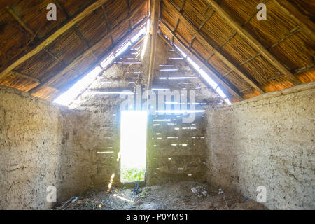 Une vue de l'intérieur d'une maison ancienne dans un parc ethnologique archéologique à Vinkovci Sopot, Croatie. Banque D'Images