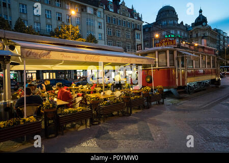 Vue d'un bar typique de la place Venceslas au coucher du soleil à Prague, République Tchèque Banque D'Images