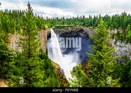 Les spectaculaires chutes Helmcken dans le parc provincial Wells Gray British Columbia, Canada avec les chutes au maximum de volume lors d'un printemps précoce de la fonte de la neige Banque D'Images