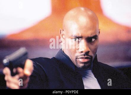 Titre original : HALF PAST DEAD. Titre en anglais : HALF PAST DEAD. Film Réalisateur : Don MICHAEL PAUL. Année : 2002. Stars : MORRIS CHESTNUT. Credit : Screen Gems / PFEIFFER, JOAQUIN / Album Banque D'Images