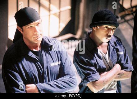 Titre original : HALF PAST DEAD. Titre en anglais : HALF PAST DEAD. Film Réalisateur : Don MICHAEL PAUL. Année : 2002. Stars : Steven Seagal, JA RULE. Credit : Screen Gems / PFEIFFER, JOAQUIN / Album Banque D'Images