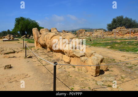 Statue de l'Atlas dans la vallée des temples d'Agrigento Banque D'Images