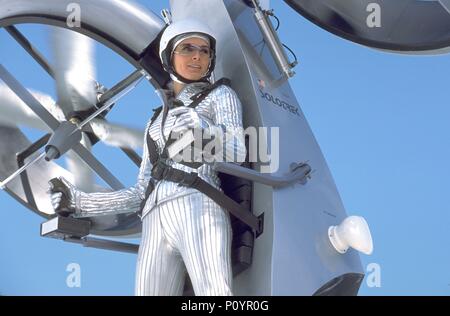 Titre original : l'AGENT CODY BANKS. Titre en anglais : L'AGENT CODY BANKS. Directeur de film : HARALD ZWART. Année : 2003. Stars : ANGIE HARMON. Credit : Metro Goldwyn Mayer / Album Banque D'Images