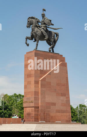 Statue de Aikol Manas, la place Ala-Too, Bichkek, Kirghizistan Banque D'Images