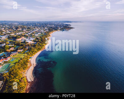 Vue aérienne de la baie Port Phillip littoral avec des maisons de luxe et de longues plages en Australie Banque D'Images