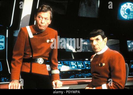 Titre original : STAR TREK V : The Final Frontier. Titre en anglais : STAR TREK V : The Final Frontier. Film Réalisateur : William Shatner. Année : 1989. Stars : Leonard Nimoy, DEFOREST KELLEY. Credit : PARAMOUNT PICTURES / Album Banque D'Images