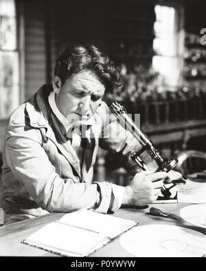 Titre original : Edison, l'homme. Titre en anglais : Edison, l'homme. Directeur de film : CLARENCE BROWN. Année : 1940. Stars : Thomas Alva Edison ; Spencer Tracy. Credit : M.G.M / Album Banque D'Images