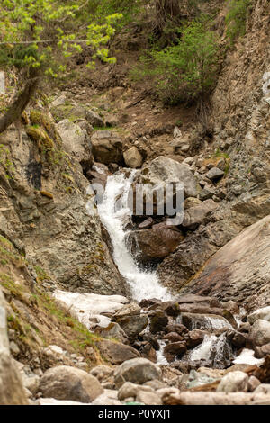 Cascade dans la vallée de Barskoon, Kirghizistan Banque D'Images