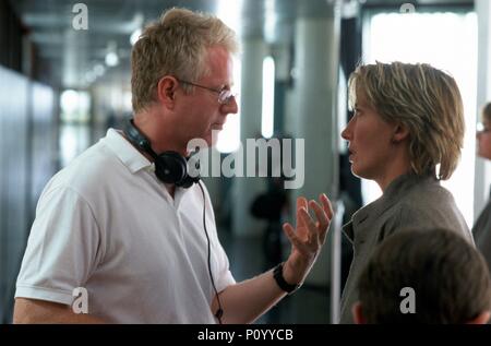 Titre original : Love Actually. Titre en anglais : L'AMOUR EN FAIT. Film Directeur : RICHARD CURTIS. Année : 2003. Stars : EMMA THOMPSON, Richard Curtis. Credit : Universal Studios / MOUNTAIN, PETER / Album Banque D'Images