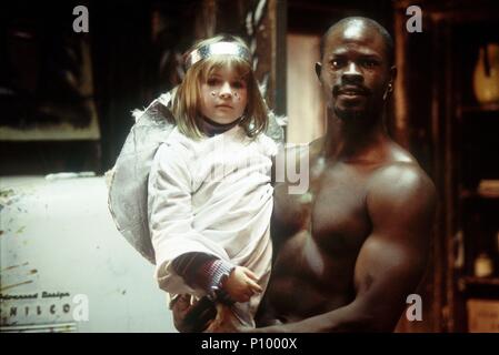 Titre original : en Amérique. Titre en anglais : en Amérique. Film Réalisateur : Jim Sheridan. Année : 2002. Stars : Djimon Hounsou, EMMA BOLGER. Crédit : 20TH CENTURY FOX / Album Banque D'Images