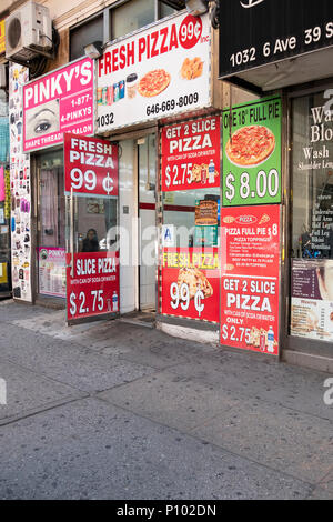 Pizza très à bas prix, la vente de 99 cents sur la 6e Avenue, à Midtown Manhattan, New York. Un super prix pour 2018. Banque D'Images