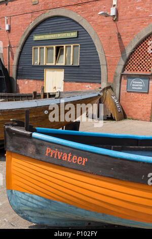 Old fashioned vintage ou bateaux de pêche en bois sur la plage à brighon en face de la Brighton fishermens musée de la pêche sur le front de mer. Brighton. Banque D'Images