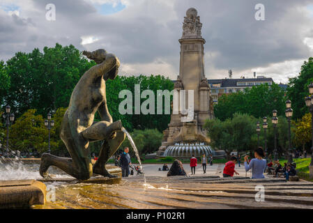 Plaza de Espana Madrid, vue sur une statue située sur la grande fontaine de l'historique Plaza de Espana dans le centre de Madrid, Espagne. Banque D'Images