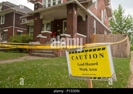 Detroit, Michigan - un signe met en garde contre un risque d'entraîner dans une chambre de Detroit. Banque D'Images