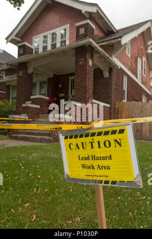 Detroit, Michigan - un signe met en garde contre un risque d'entraîner dans une chambre de Detroit. Banque D'Images