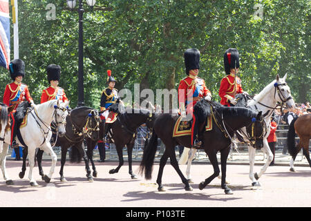 La famille royale d'assister à une parade la couleur, le Prince William, le Prince Charles, le Prince Andrew et la princesse Anne à cheval derrière le chariot de Queens Banque D'Images