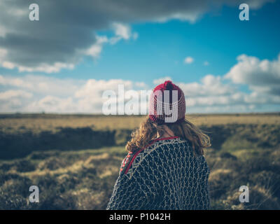 Une jeune femme marche dans la lande en hiver Banque D'Images