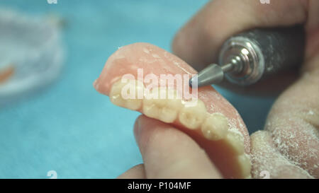 Denturologiste travaillant sur deture prothese Banque D'Images