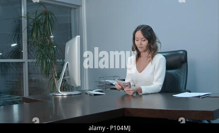Portrait d'un jeune employé de bureau d'Asie de l'argent comptant Banque D'Images