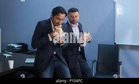 Les employés de bureau ont une pause pour manger deuxième petit-déjeuner Banque D'Images