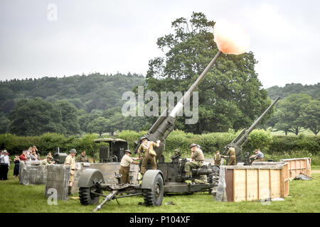 Hommes habillés en soldats de la DEUXIÈME GUERRE MONDIALE le feu des canons anti-aériens au cours d'une démonstration de tir air-raid à la dig for Victory Show, un festival qui célèbre les années 1940, à la North Somerset Sol, Wraxall, Somerset. Banque D'Images