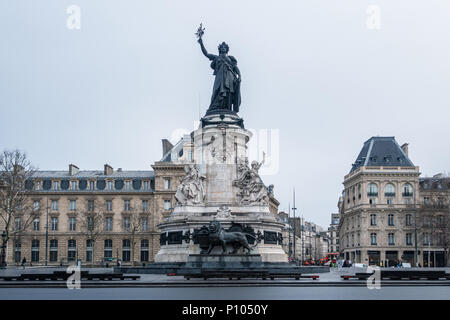 PARIS, FRANCE - CIRCA JANVIER 2018 : Marianne statue, symbole national de la République française à la place de la République. Banque D'Images