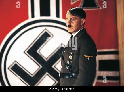 Titre original : à l'INTÉRIEUR DU TROISIÈME REICH. Titre en anglais : à l'INTÉRIEUR DU TROISIÈME REICH. Directeur de film : MARVIN CHOMSKY. Année : 1982. Stars : Adolf Hitler, DEREK JACOBI. Credit : ABC / Album Banque D'Images