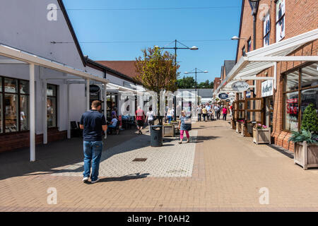 Shoppers on a sunny day at Gretna Gateway Outlet Village, un "petit" Voyage dans le sud de l'Écosse. Banque D'Images