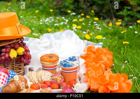 Pique-nique dans la célébration de la journée du roi. Printemps dans les Pays-Bas. Décor lumineux et plats. Des bonbons. Banque D'Images