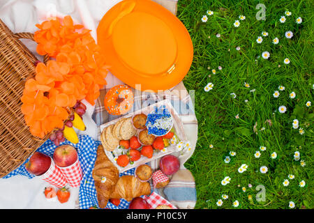 Pique-nique dans la célébration de la journée du roi. Printemps dans les Pays-Bas. Décor lumineux et plats. Les sucreries . Place pour le texte. Banque D'Images