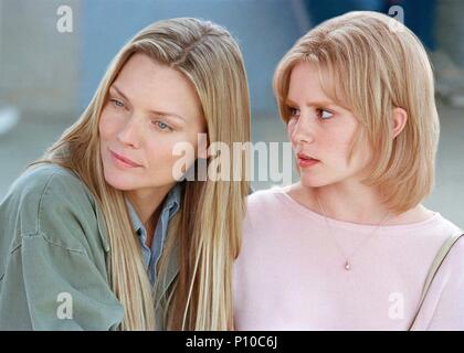 Titre original : WHITE OLEANDER. Titre en anglais : WHITE OLEANDER. Film Réalisateur : PETER KOSMINSKY. Année : 2002. Stars : Michelle Pfeiffer ; Alison Lohman. Credit : WARNER BROS. Images / ZINK, Vivian / Album Banque D'Images