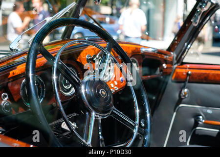 Berlin, Allemagne - 09 juin 2018 : le volant, planche de bord et l'intérieur de belle voiture vintage cockpit à Classic Days, un événement pour Oldtimer vintag Banque D'Images