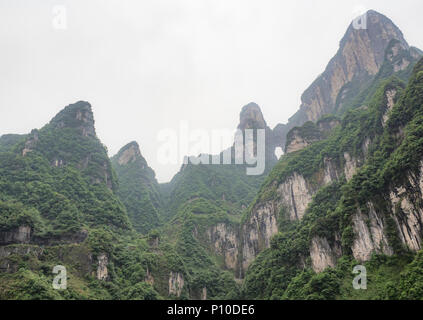 Le plus long téléphérique du monde, paysage de montagnes, de crêtes et de la porte du paradis à l'intérieur de la grotte Tianmen Mountain mist -, l'amour du Gat Banque D'Images