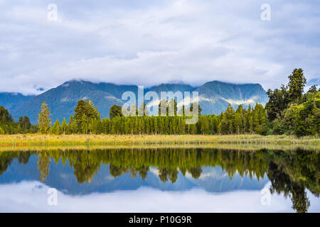 Lake Matheson. Localiser près du Fox Glacier dans Côte ouest de l'île du sud de Nouvelle-Zélande. Il est célèbre pour son compte une vue sur parc Aoraki/Mount Cook et Banque D'Images