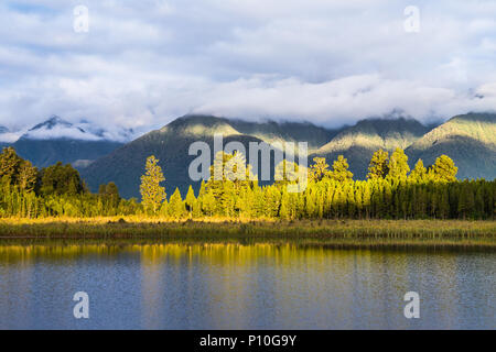 Lake Matheson. Localiser près du Fox Glacier dans Côte ouest de l'île du sud de Nouvelle-Zélande. Il est célèbre pour son compte une vue sur parc Aoraki/Mount Cook et Banque D'Images