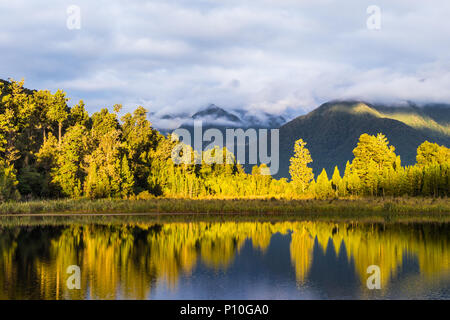 Lake Matheson. Localiser près du Fox Glacier dans Côte ouest de l'île du sud de Nouvelle-Zélande. Il est célèbre pour son compte une vue sur parc Aoraki/Mount Cook et Banque D'Images