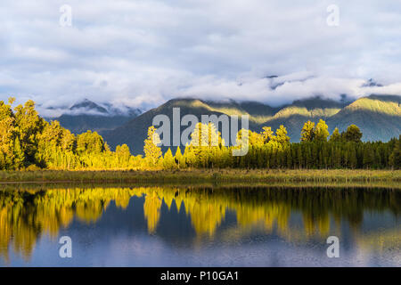 Lake Matheson. Localiser près du Fox Glacier dans Côte ouest de l'île du sud de Nouvelle-Zélande. Il est célèbre pour son compte une vue sur parc Aoraki/Mount Cook et Banque D'Images