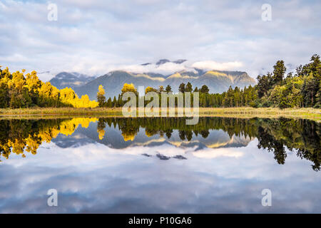 Lake Matheson. Localiser près du Fox Glacier dans Côte ouest de l'île du sud de Nouvelle-Zélande. Il est célèbre pour son compte une vue sur parc Aoraki/Mount Cook et Banque D'Images