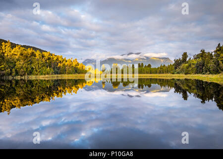 Lake Matheson. Localiser près du Fox Glacier dans Côte ouest de l'île du sud de Nouvelle-Zélande. Il est célèbre pour son compte une vue sur parc Aoraki/Mount Cook et Banque D'Images