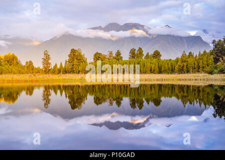 Lake Matheson. Localiser près du Fox Glacier dans Côte ouest de l'île du sud de Nouvelle-Zélande. Il est célèbre pour son compte une vue sur parc Aoraki/Mount Cook et Banque D'Images