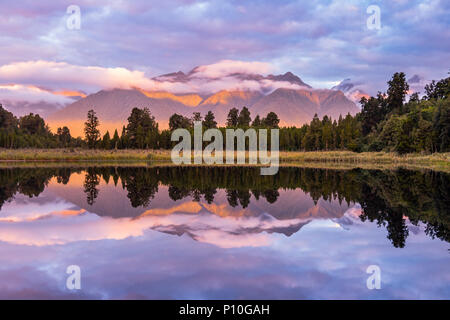 Lake Matheson. Localiser près du Fox Glacier dans Côte ouest de l'île du sud de Nouvelle-Zélande. Il est célèbre pour son compte une vue sur parc Aoraki/Mount Cook et Banque D'Images