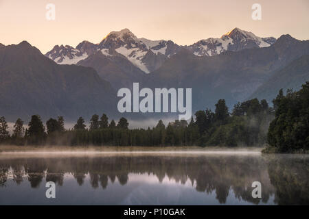 Lake Matheson. Localiser près du Fox Glacier dans Côte ouest de l'île du sud de Nouvelle-Zélande. Il est célèbre pour son compte une vue sur parc Aoraki/Mount Cook et Banque D'Images